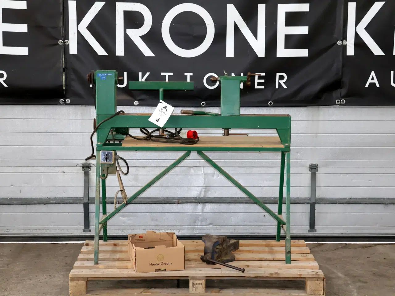 Billede 1 - Trædrejebænk m/div tilbehør og skruestik.