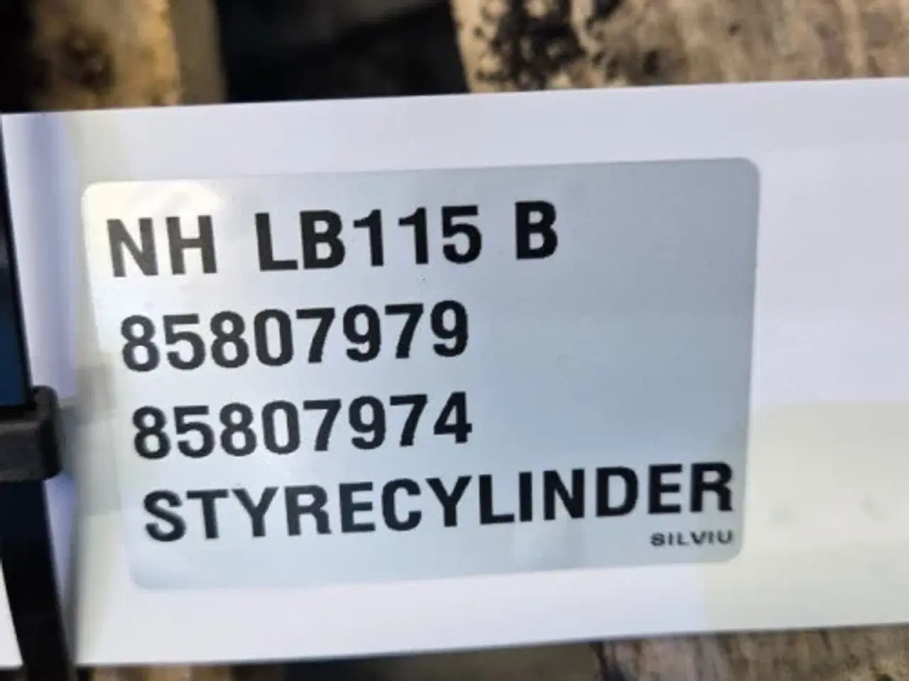 Billede 10 - New Holland LB115B Styrecylinder 85807979