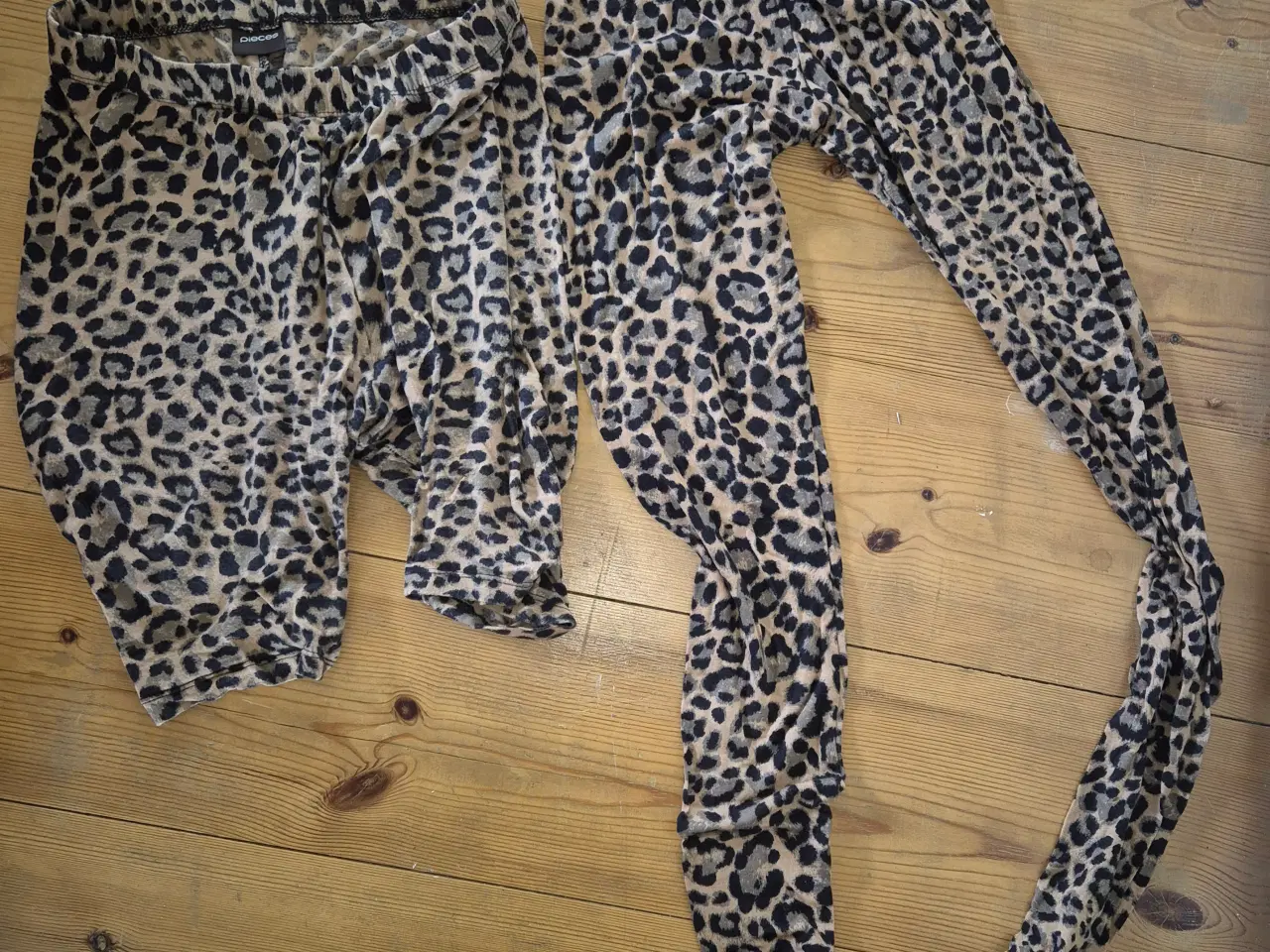 Billede 4 - Leo leggings og shorts - 50 kr