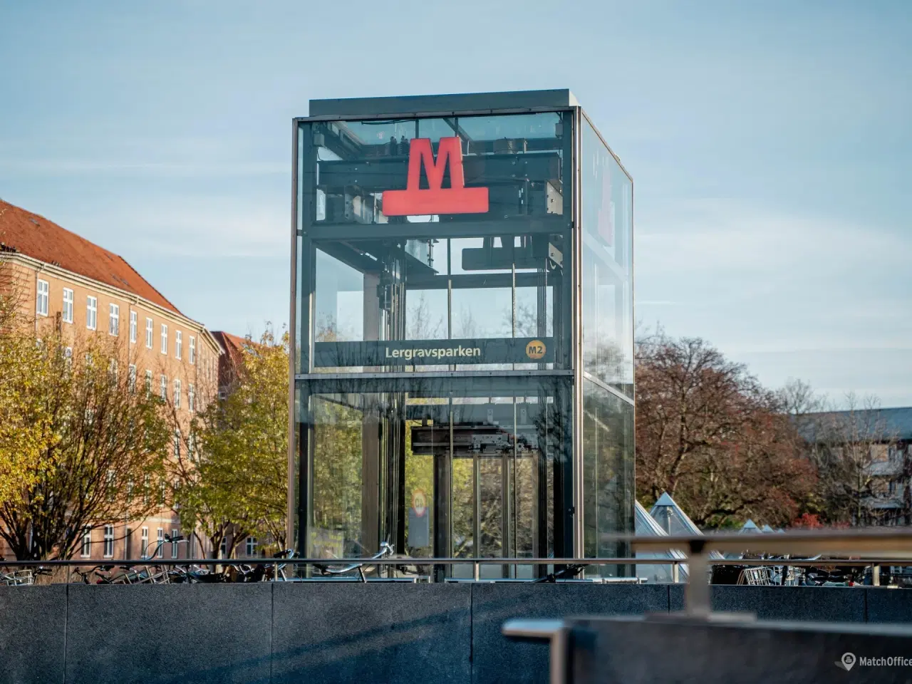 Billede 10 - Gennembelyst og højloftet kontor