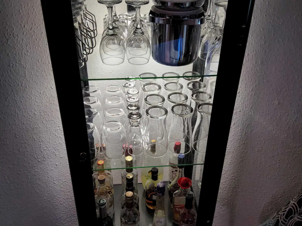 Billede 2 - Vitrineskab 8 månder gammel