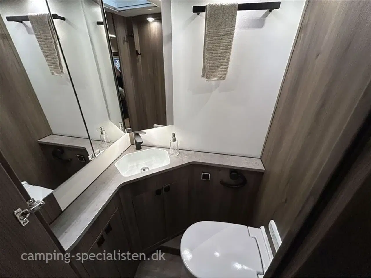 Billede 9 - 2026 - Kabe Imperial   NYHED 2026 Kabe Imperial R I830 kan snart ses hos Camping-Specialisten.dk