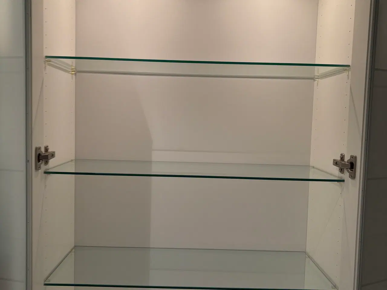 Billede 4 - 2 x Svane vitrineskabe til køkken/alrum