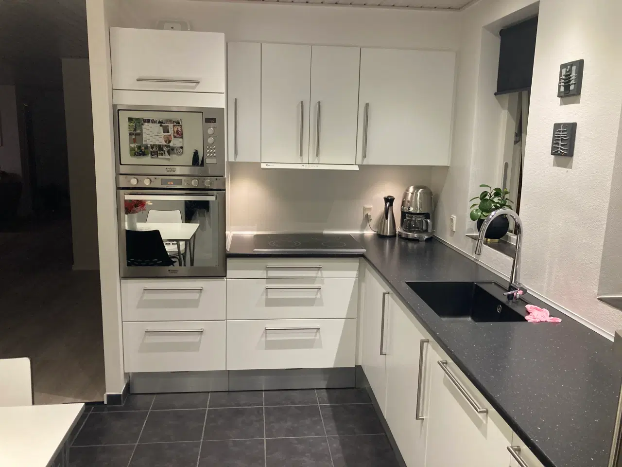 Billede 1 - Flot komplet køkken med Micro ovn og ovn og kølesk