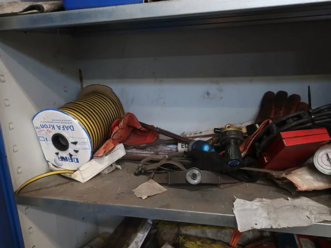 Billede 5 - Stålskab med indhold