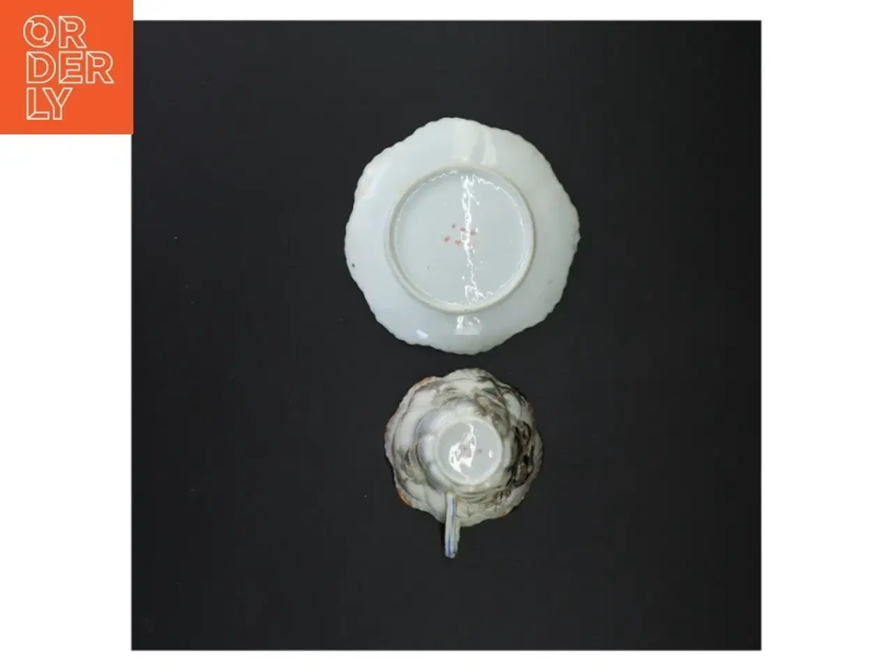Billede 2 - Dekoreret porcelænskop med tilhørende underkop og sidetallerken (str. 14 x 6 cm)