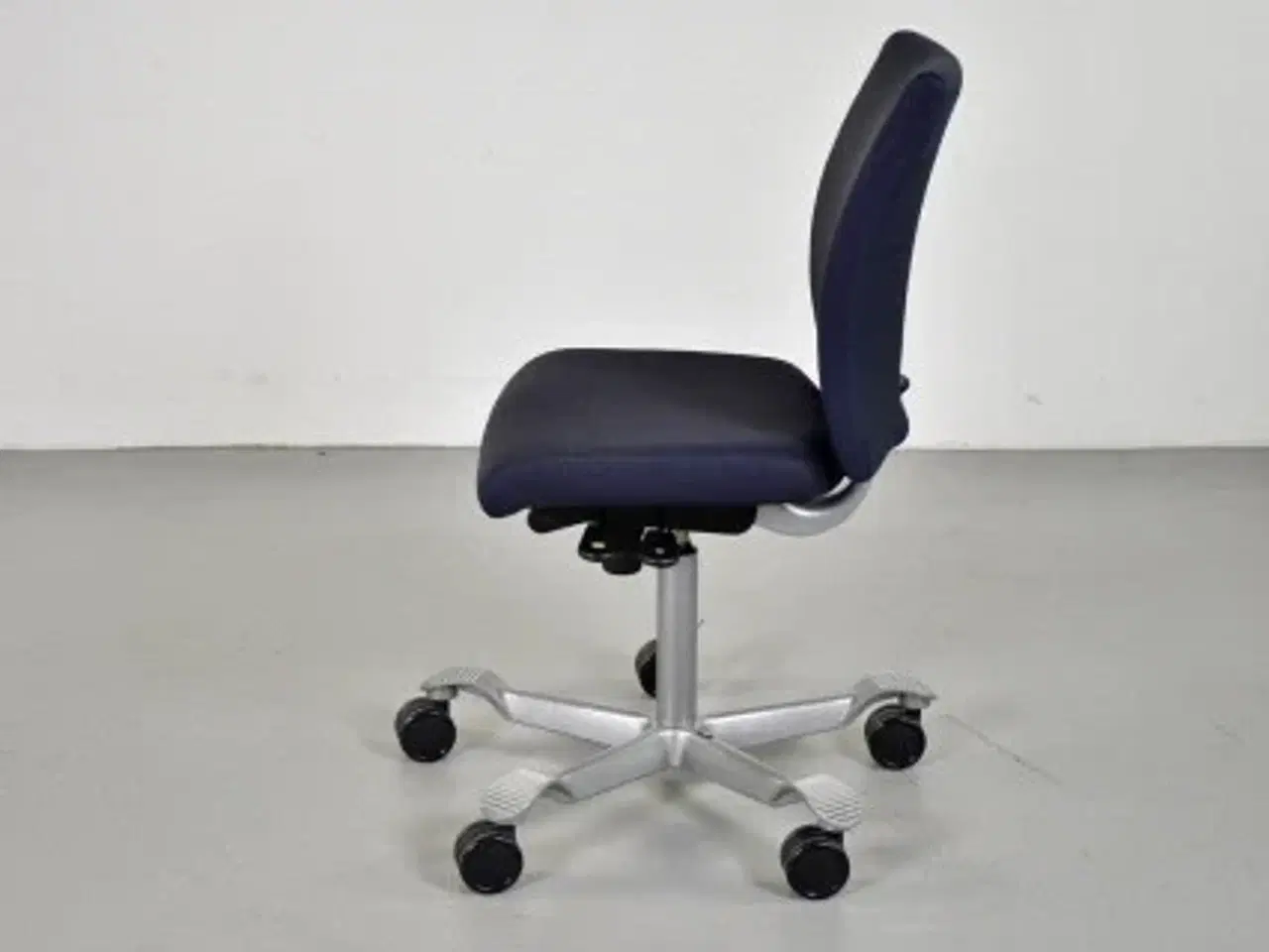 Billede 2 - Häg h04 credo 4200 kontorstol med sort/blå polster og alugråt stel