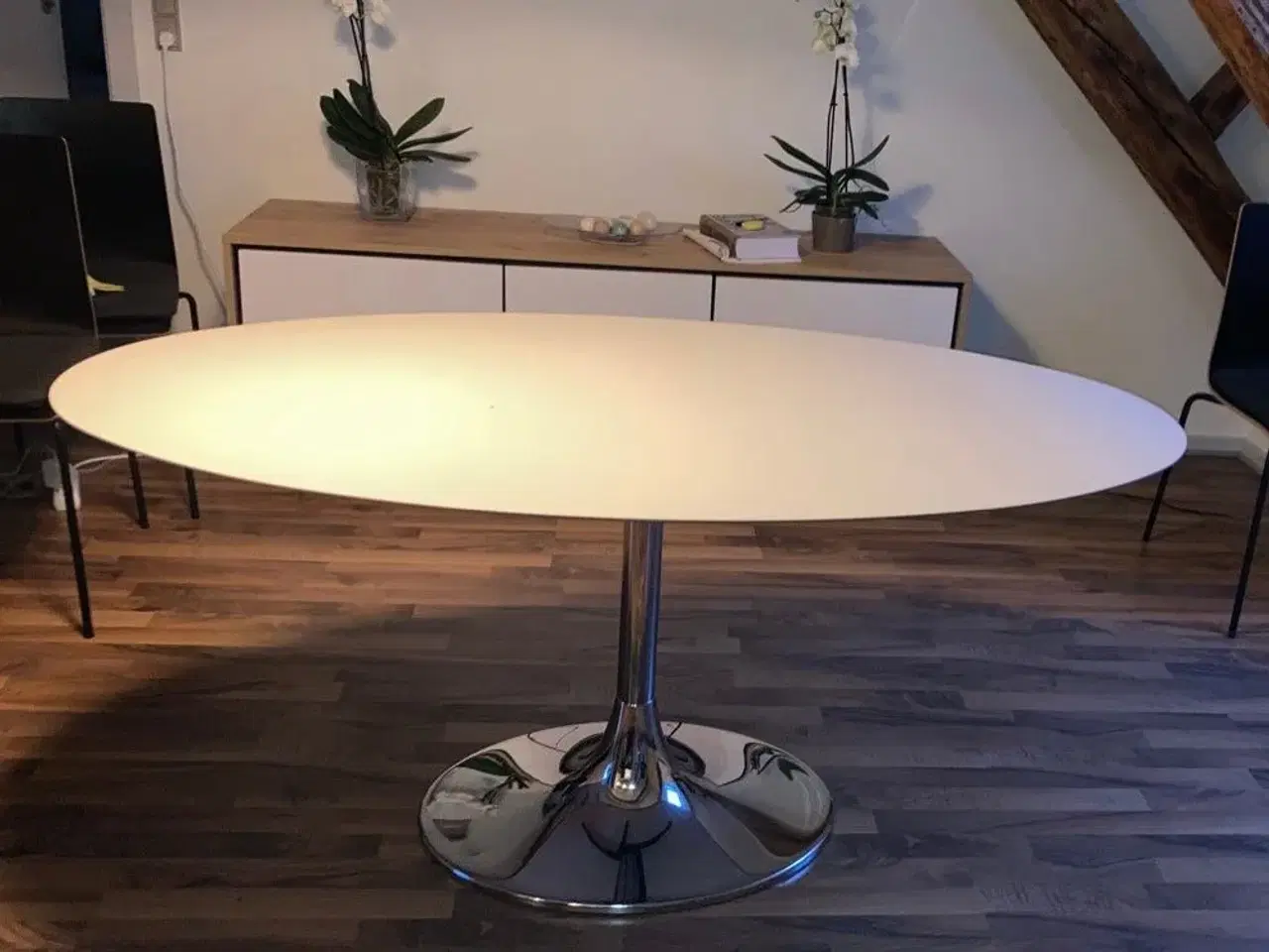 Billede 1 - Ovalt spisebord med ben i spejlglans