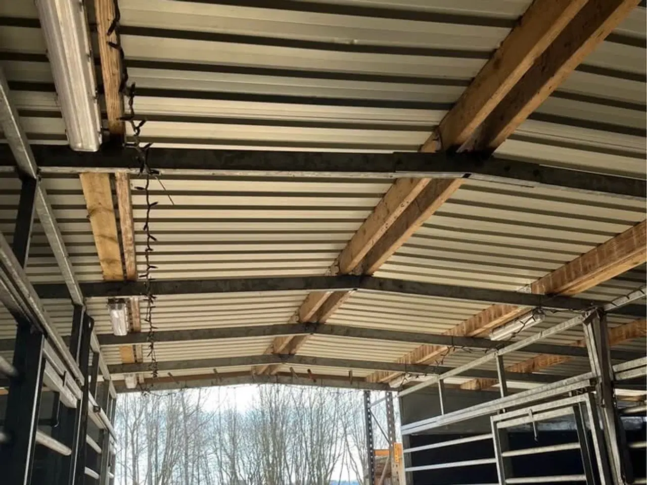 Billede 1 - Udestald med 4 bokse 2 på 3x3 m og 2 på 3,5x3 m