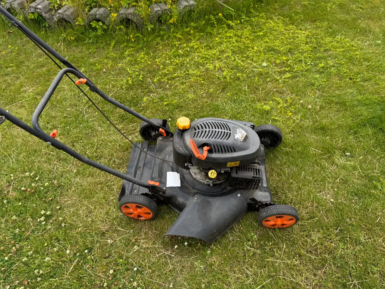 Billede 2 - Benzin Plæneklipper Sort 4-Takt og 3 dunke olie
