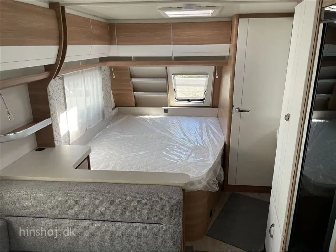 Billede 2 - 2023 - Hobby De Luxe 560 KMFe   Hobby 560 KMFe med dobbeltseng og 3 køjer fra Hinshøj Caravan A/S