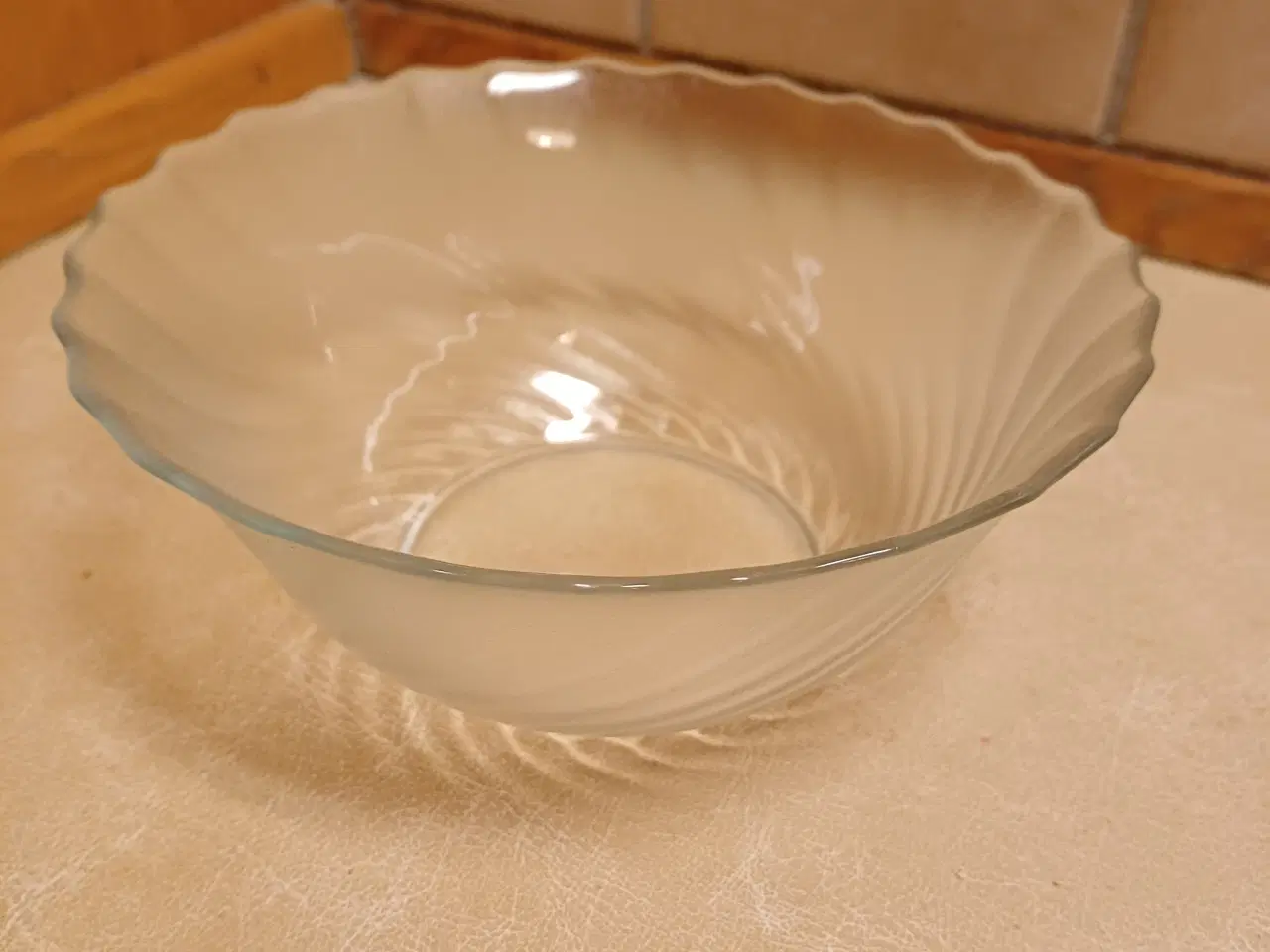 Billede 3 - Glas skål matteret med mønster og bølget kant