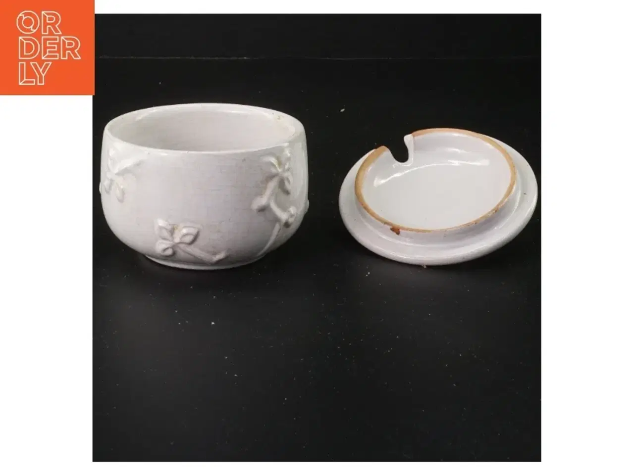 Billede 2 - L HJORT keramik med flotte detaljer  Krukke med låg (str. 8x9 cm)