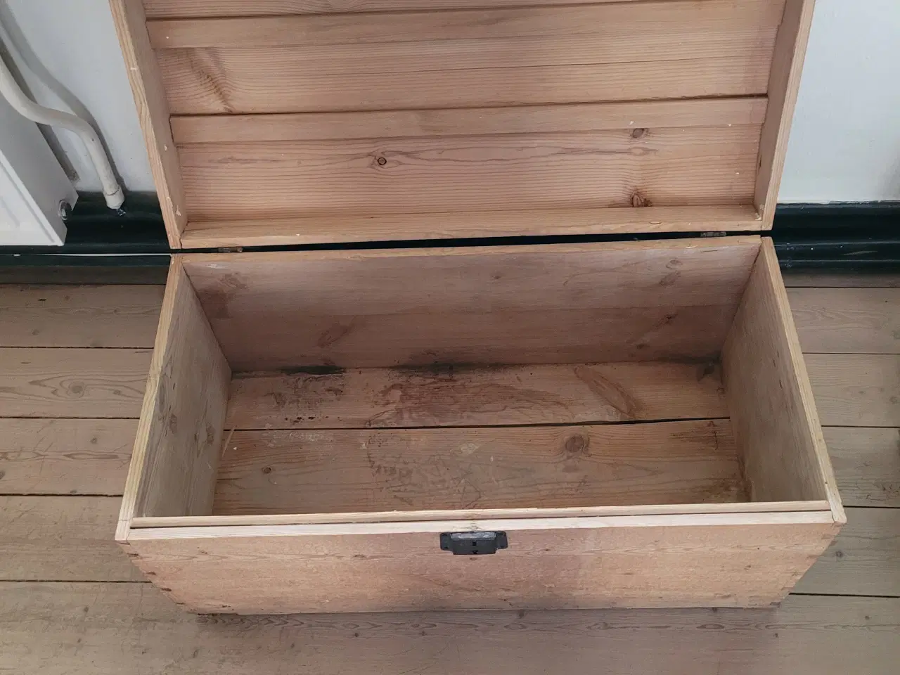 Billede 4 - Meget gammel kiste i egetræ