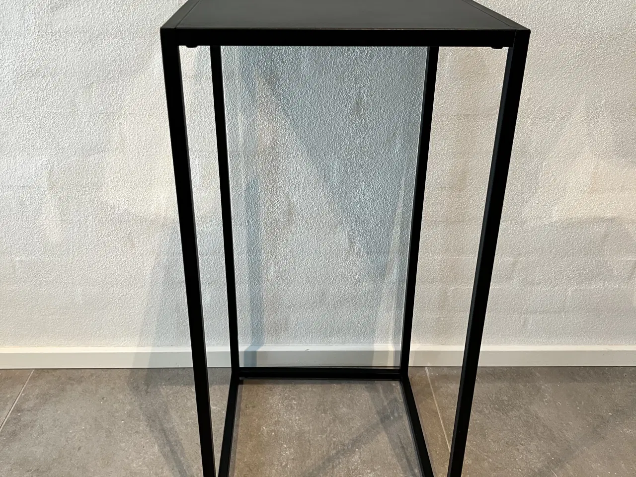Billede 1 - Sidebord/sengebord i sort pulverlakeret jern