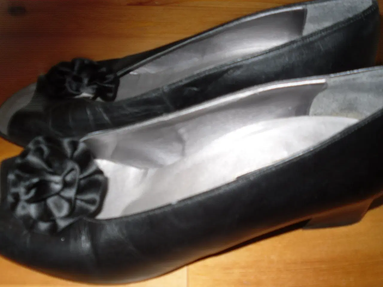 Billede 2 - Søde sorte sko. Str 38 Mrk. Jasmin.