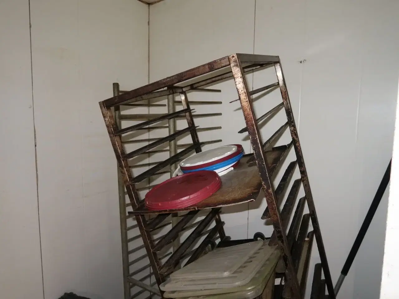 Billede 3 - Skilt, 2 stk. stikvogne med indhold m.m.