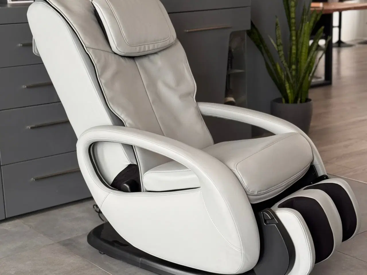 Billede 1 - Massagestol læder grå med fodmassage og fjernbetje