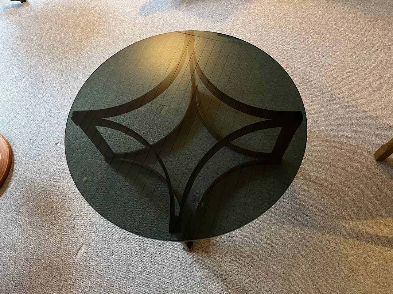 Billede 3 - Sofabord med stel i mørkt træ og tonet glasplade.