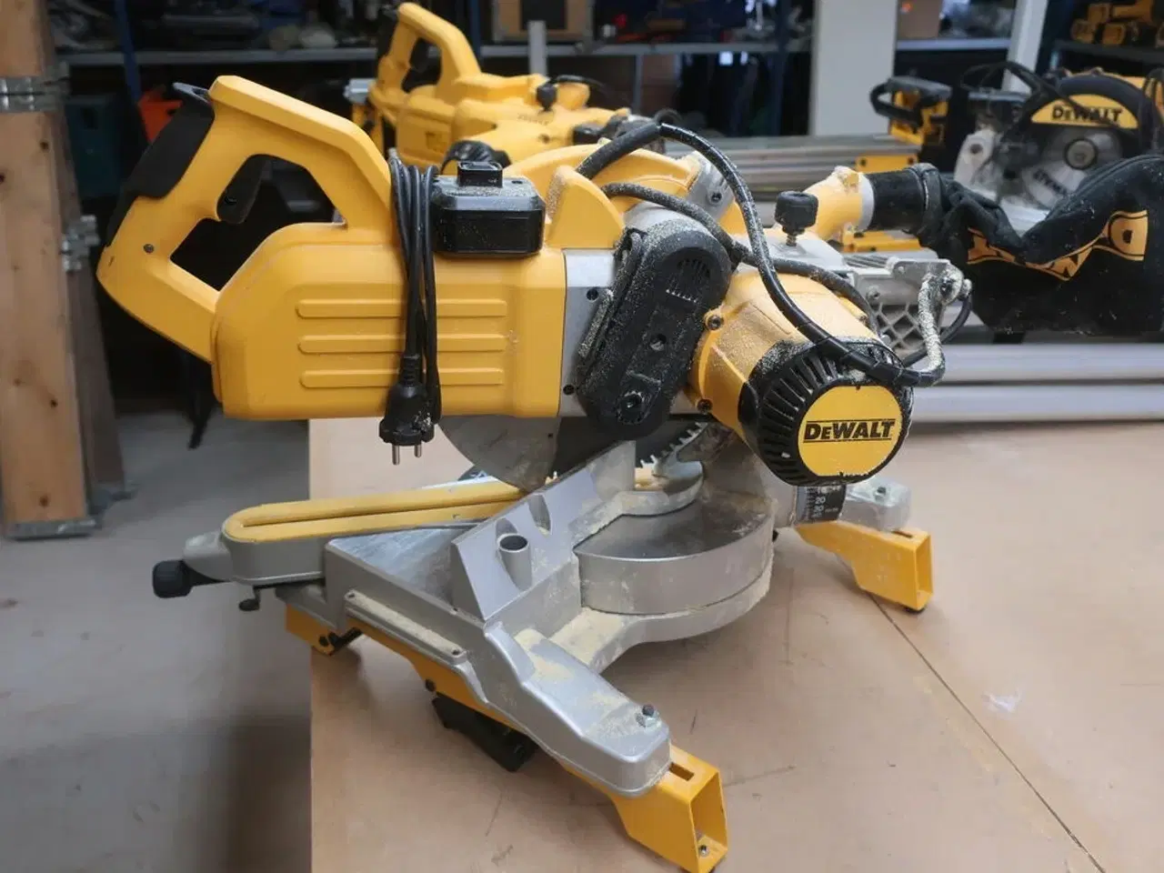 Billede 3 - Kap-/geringssav DEWALT DWS778 -QS med arbejdsbord DE7023 -XJ
