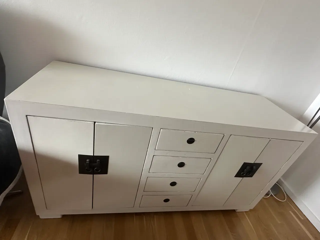 Billede 2 - Unik skænk i cremehvid og metalbeslag, meget smuk