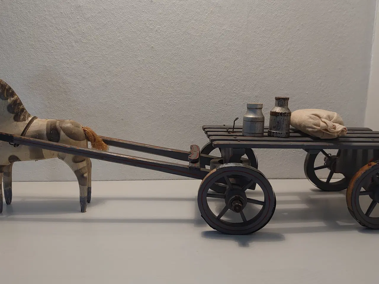 Billede 1 - Træhest med vogn, kornsæk og 2 junger. Ca 1930-40
