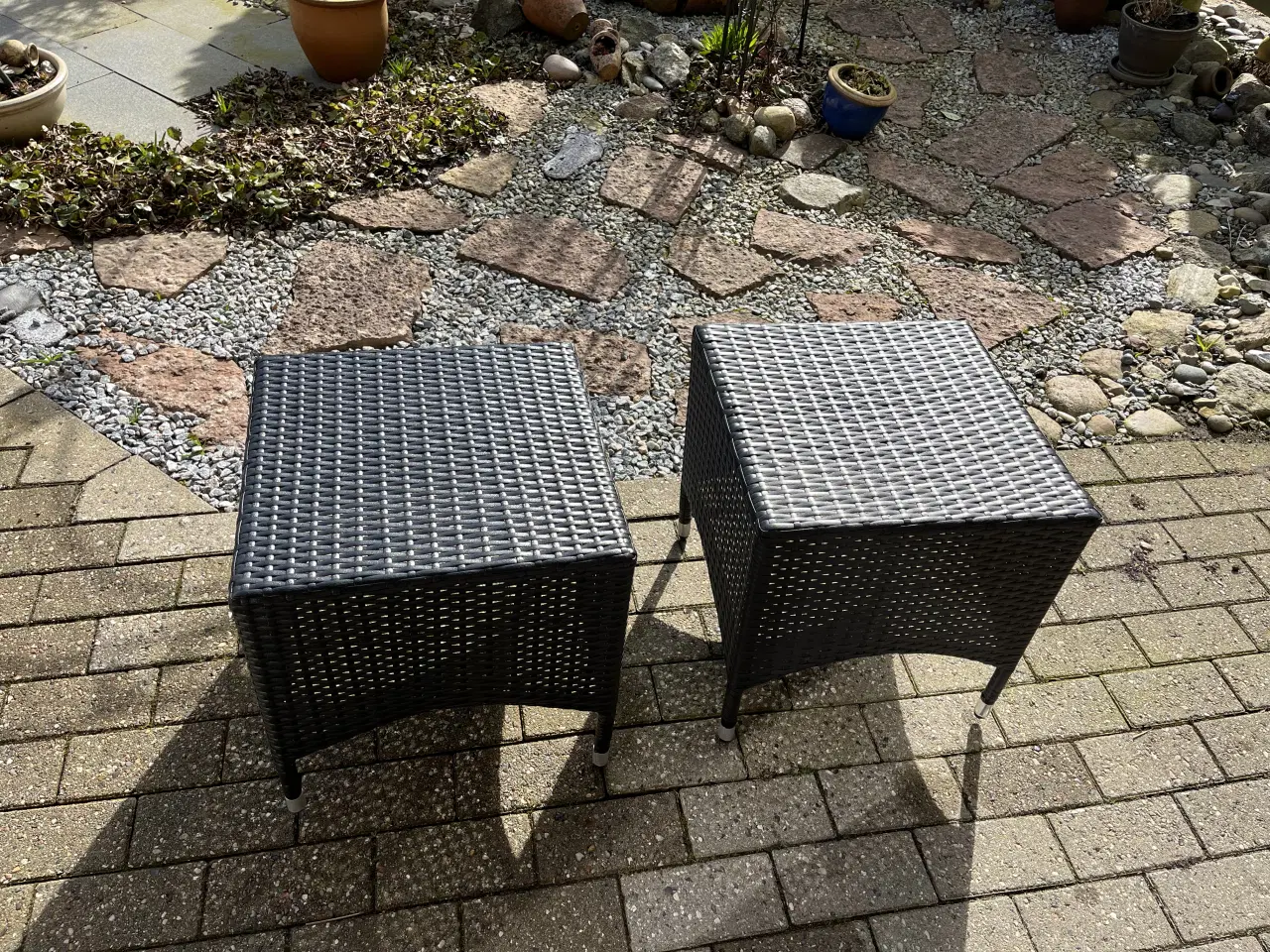 Billede 3 - Pænt velholdt Havebord med 4 stole og 2 skamler