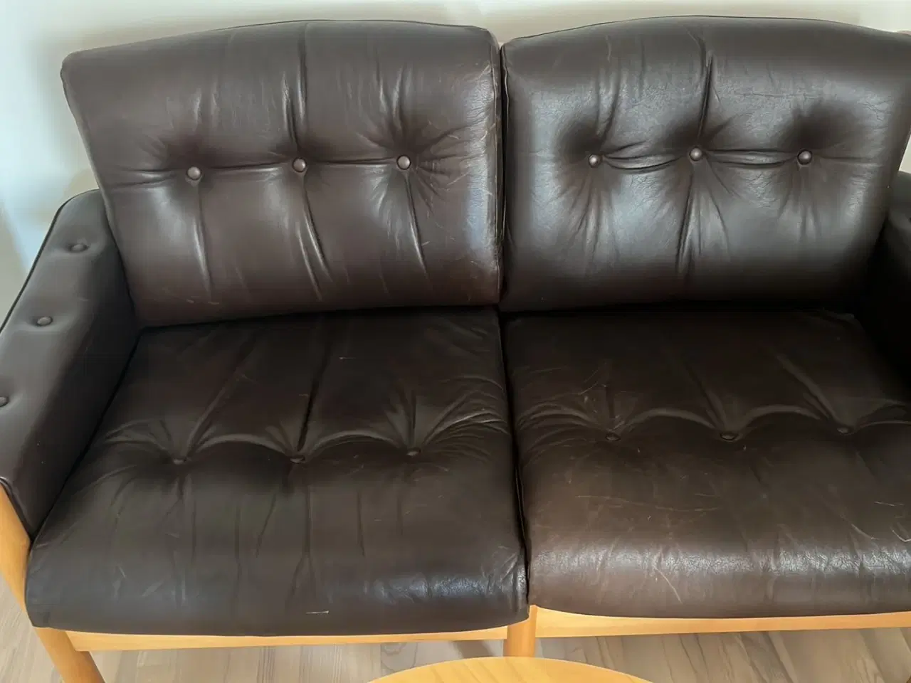 Billede 1 - Brun 2 personers lædersofa