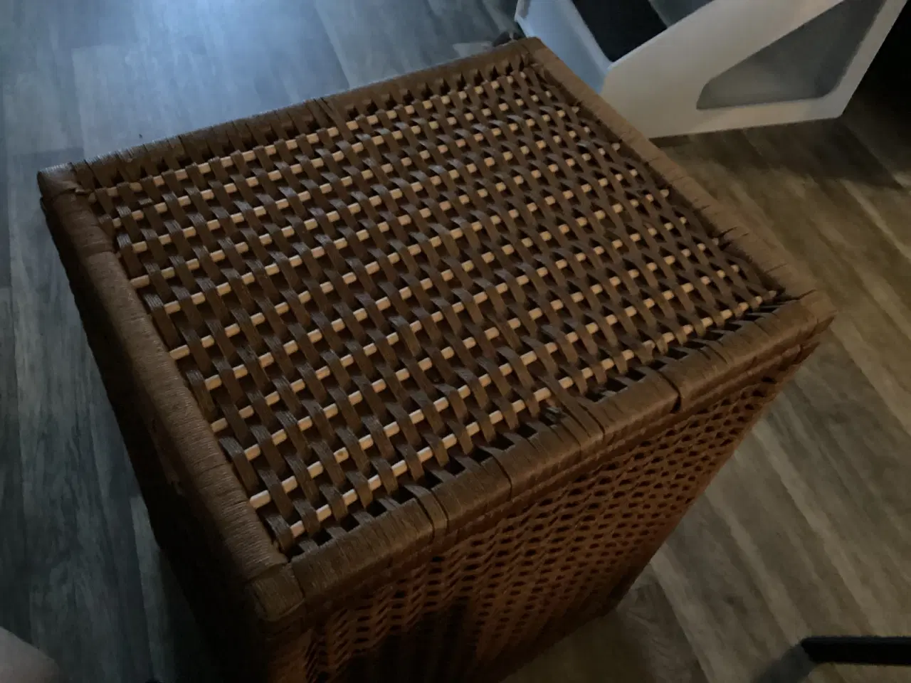 Billede 2 - Vasketøjskurv i kraftigt flet 