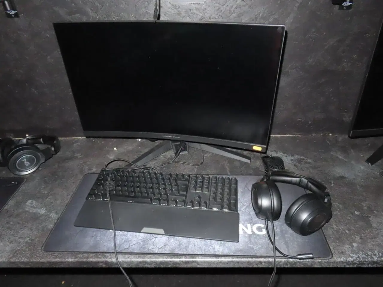 Billede 1 - 27" curved gaming monitor, ASROCK PHANTOM GAMING pg27f15rs1a