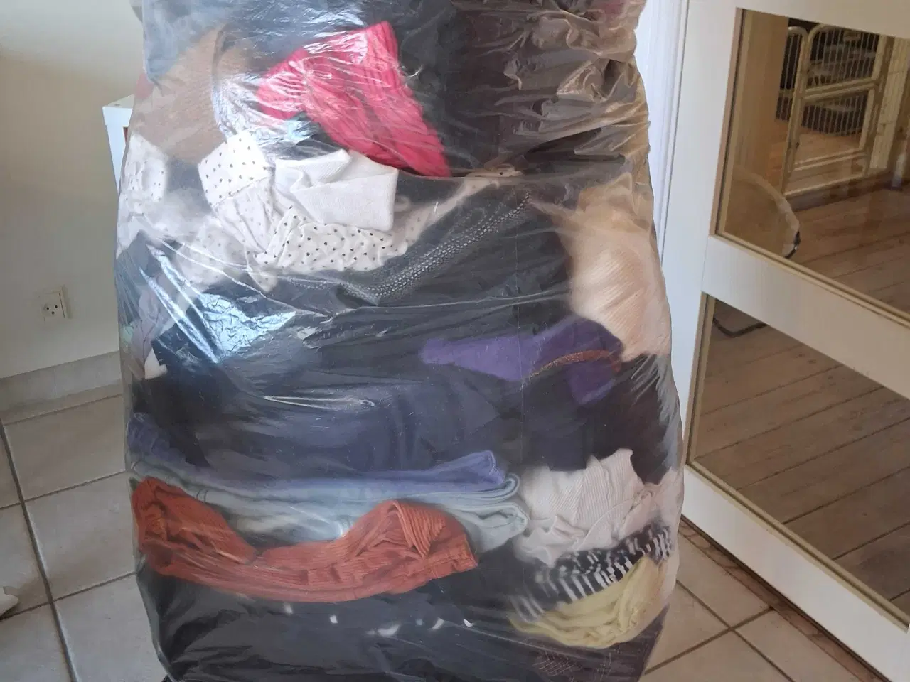 Billede 1 - Pose fyldt med tøj