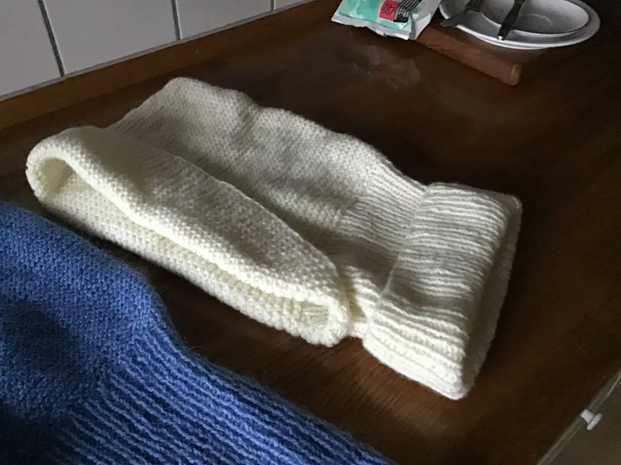 Billede 3 - 3 i en, hjemmestrikket halsedisser