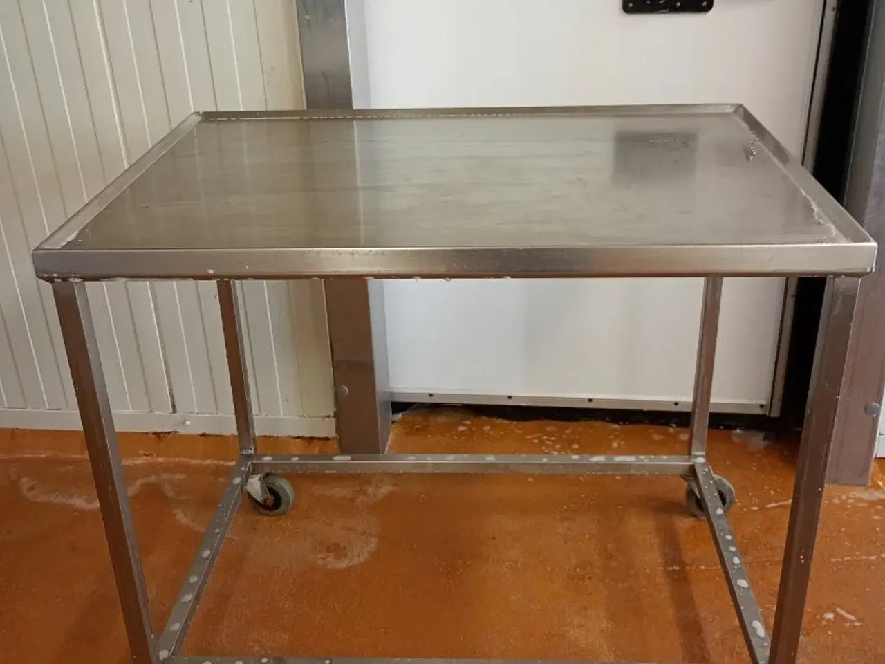 Billede 3 - Rustfrit stål bord med vulstkant.