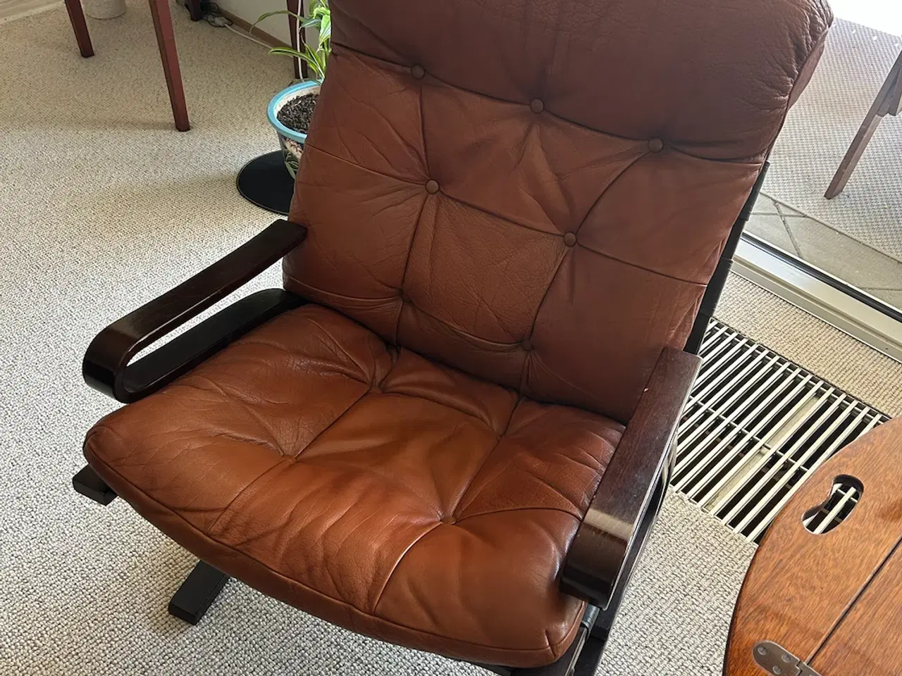 Billede 3 - To læderlænestole, en fodskammel og et træbord