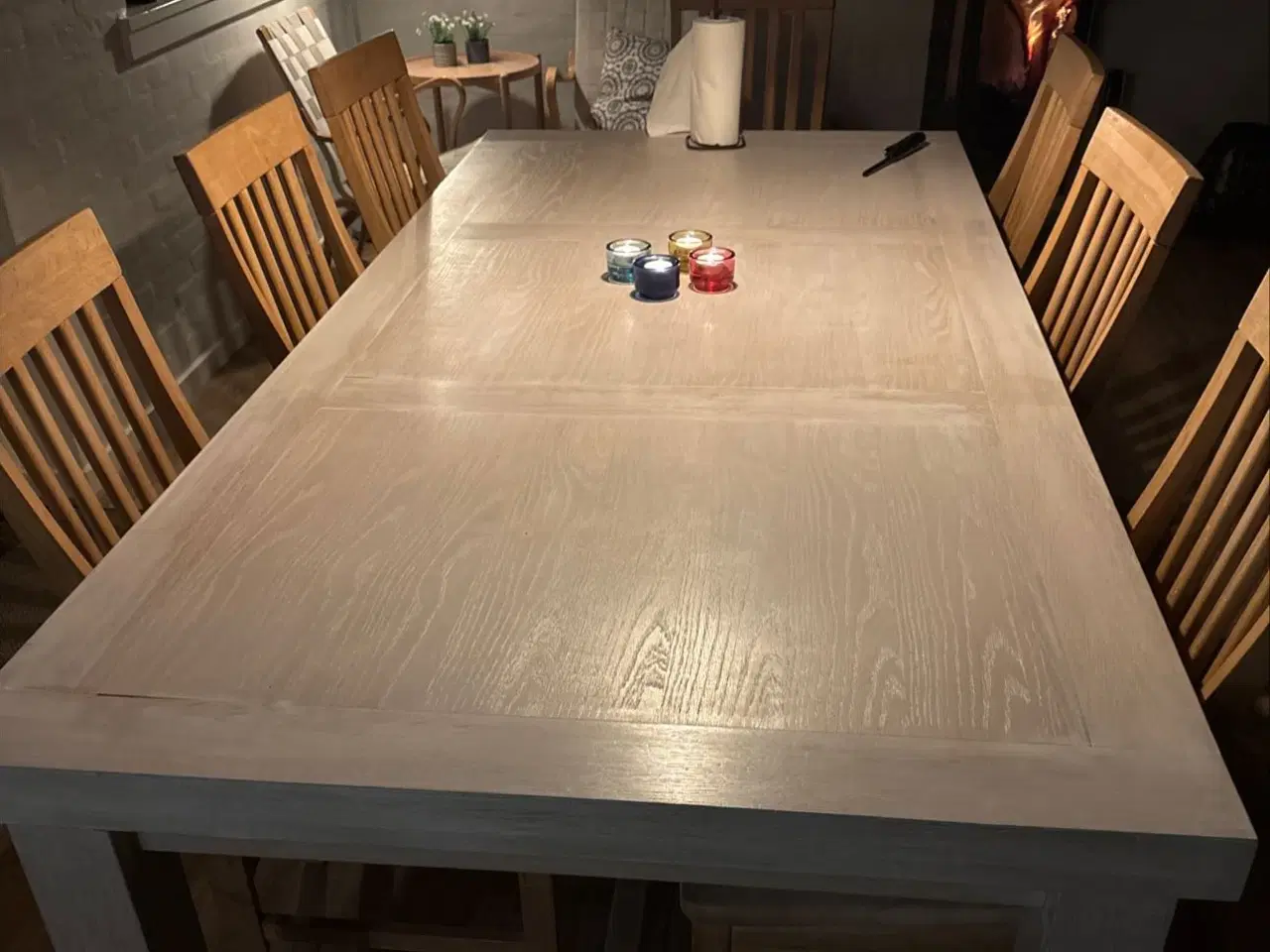 Billede 1 - Massivt egetræ Spisebord inkl stole sælges