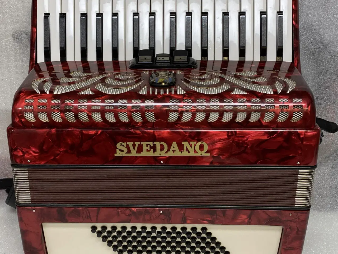 Billede 1 - Denne flotte røde Svadano-harmonika sælges