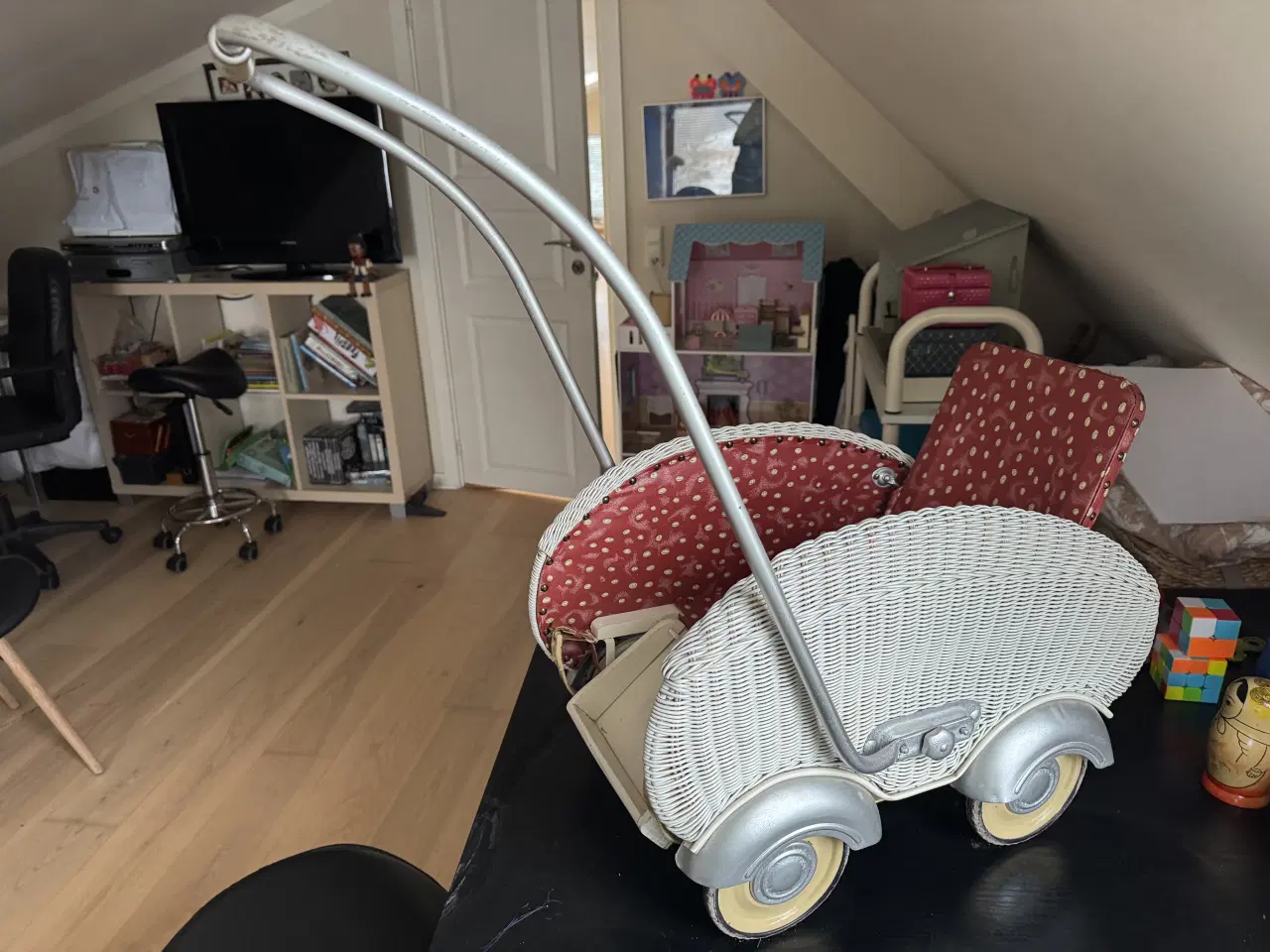 Billede 1 - Dukkevogn. Fin ældre model