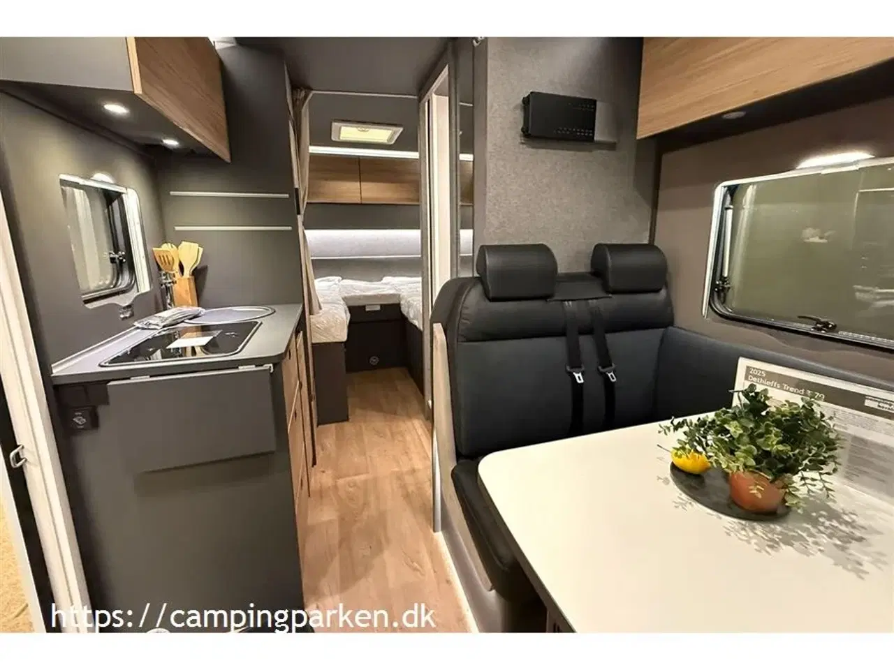 Billede 9 - 2025 - Dethleffs   Superflot Jubilæumsmodel. Ægte læder og alcantara, automatgear, lave enkeltsenge, 6,71 m lang