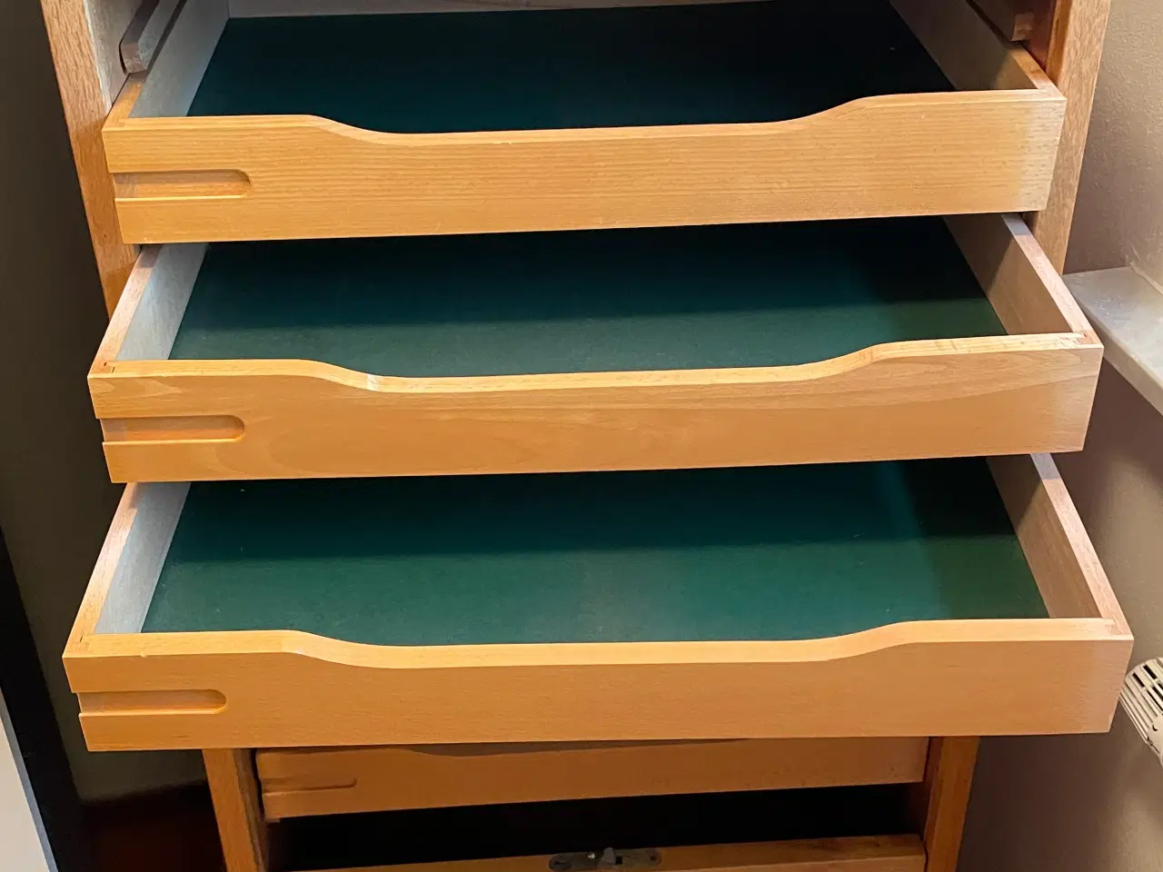 Billede 3 - Flot velholdt jalousiskab