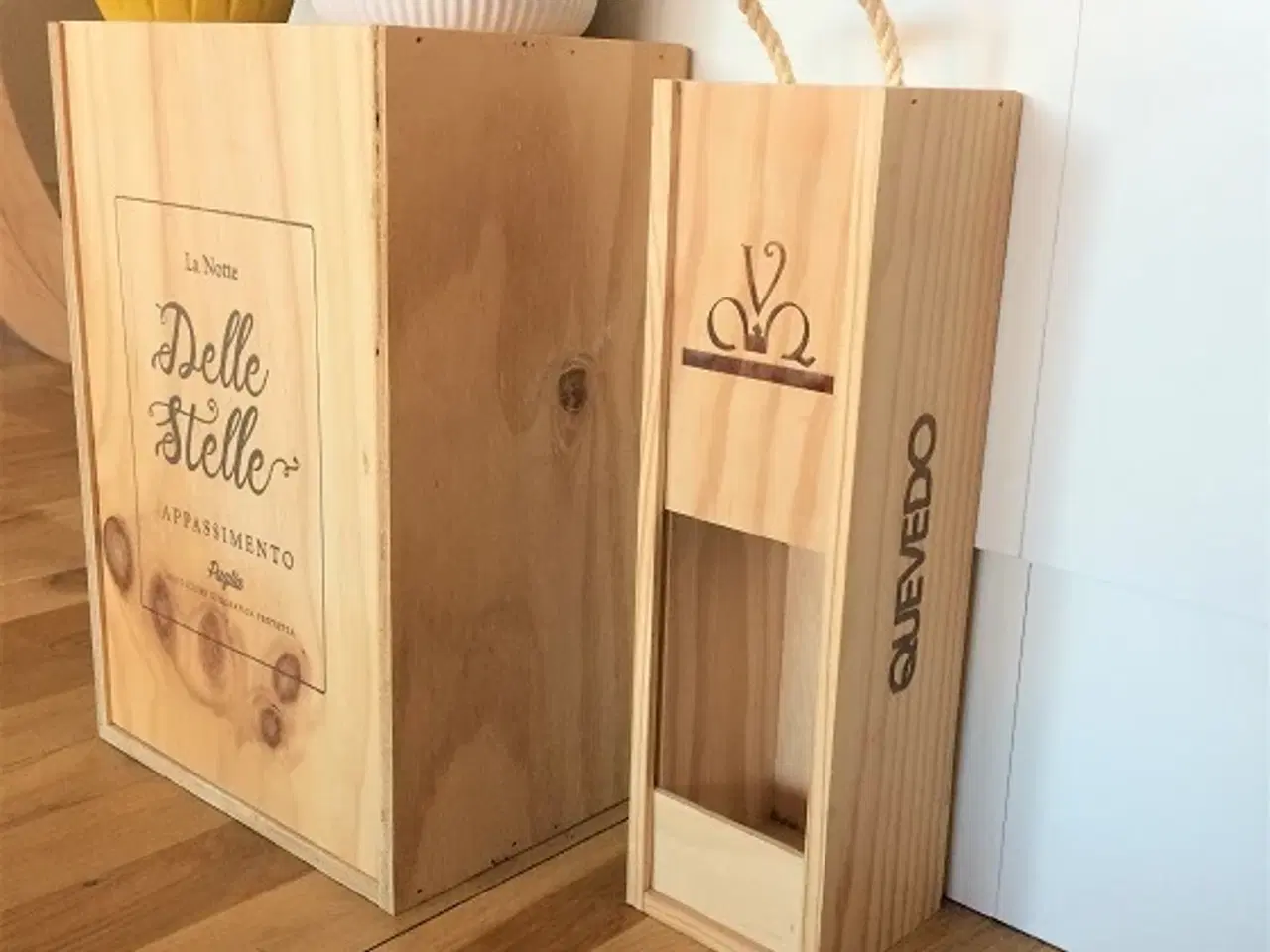 Billede 4 - 2 ens vinkasser i træ.