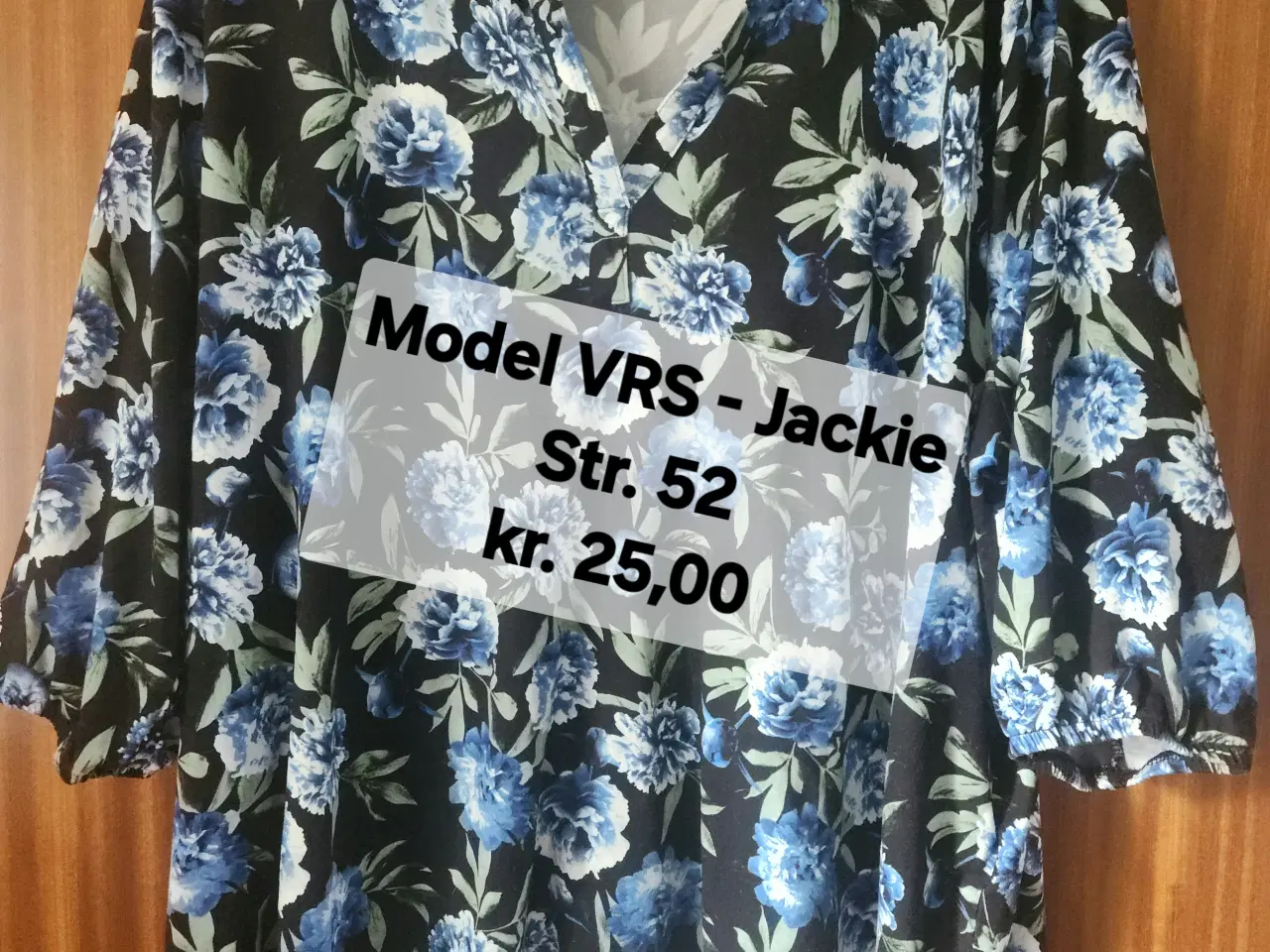 Billede 1 - Sort bluse med blå roser 