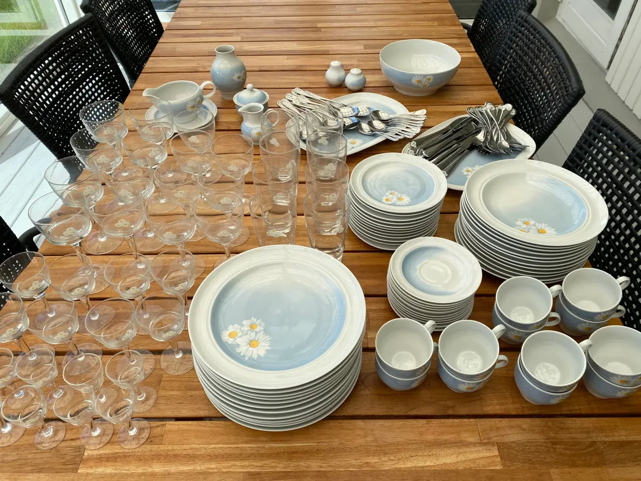 Billede 1 - Marguerite stel med kaffekopper, tallerkener m.m.