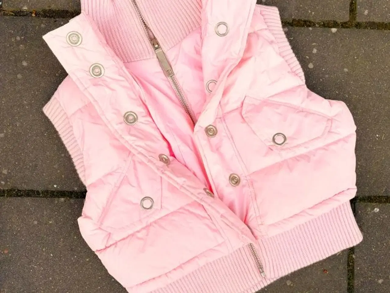 Billede 3 - Lyserød vest med ribkanter