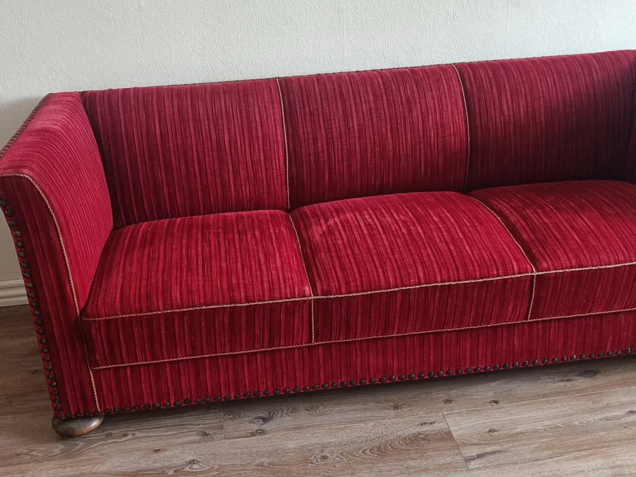 Billede 2 - Rød sofa Gratis til afhentning. Mål 2 m bred