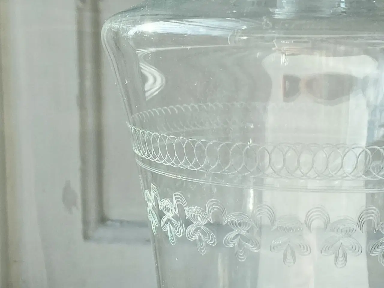 Billede 7 - Karafel af klart glas m sirlige slibninger