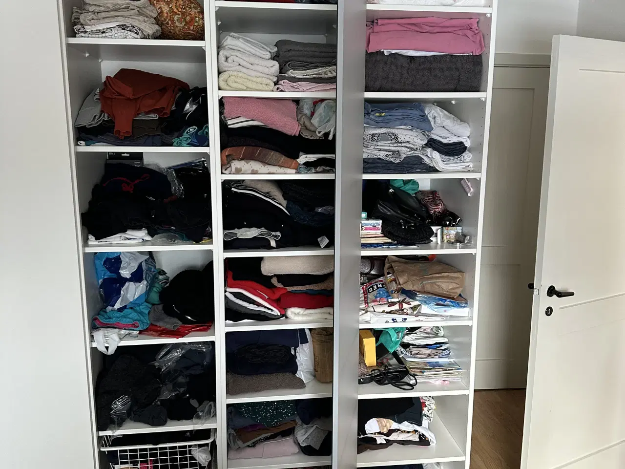 Billede 3 - Stort IKEA garderobeskab med spejl 