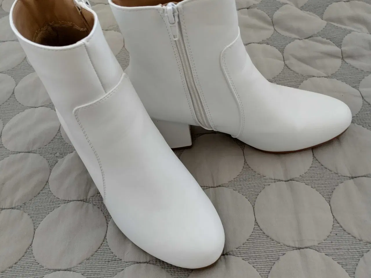 Billede 1 - Hvide ankelstøvler , skind