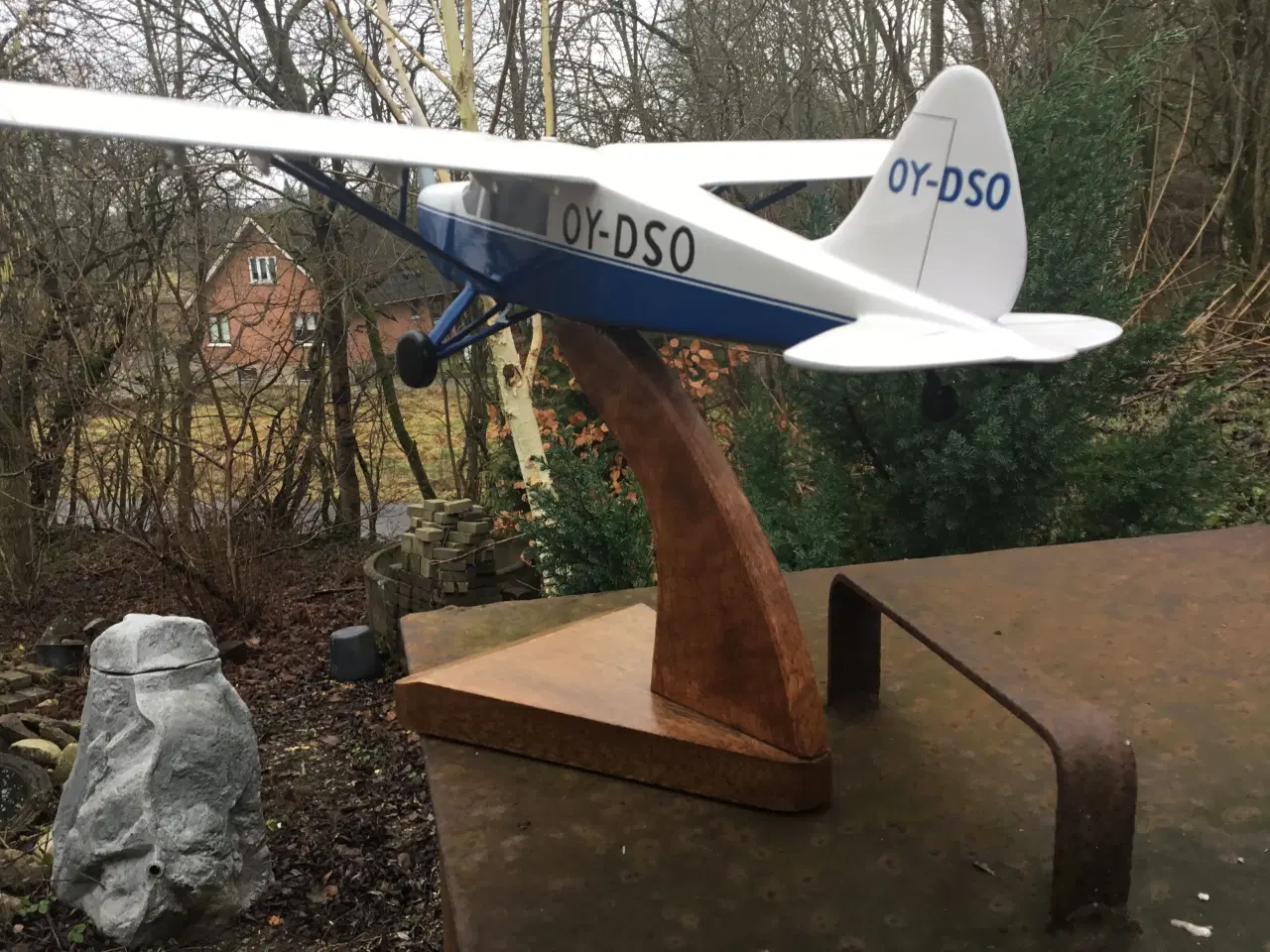 Billede 3 - KZ3 model. På fin stander i træ.