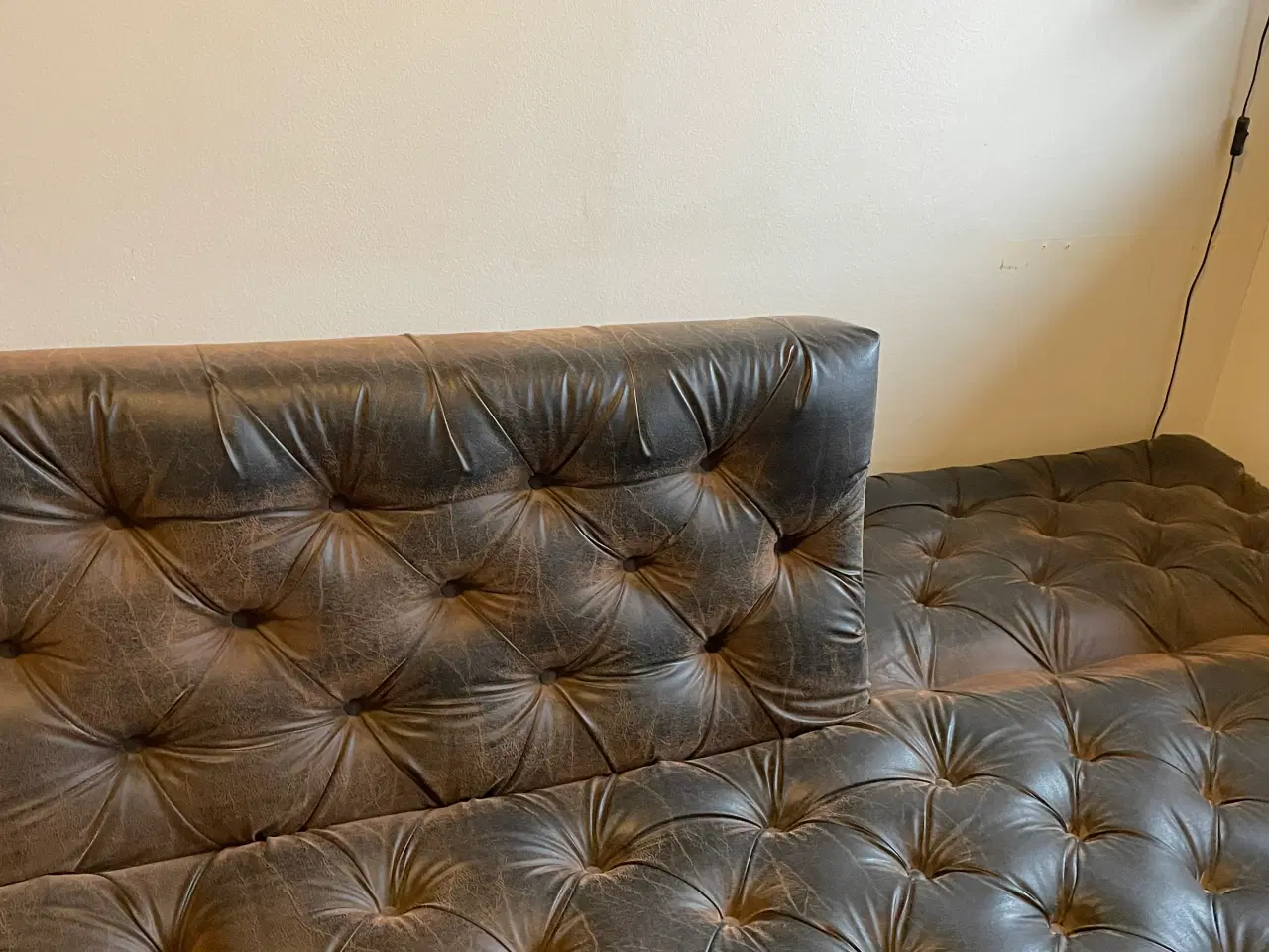 Billede 10 - Chesterfieldlignende sofa med moderne twist