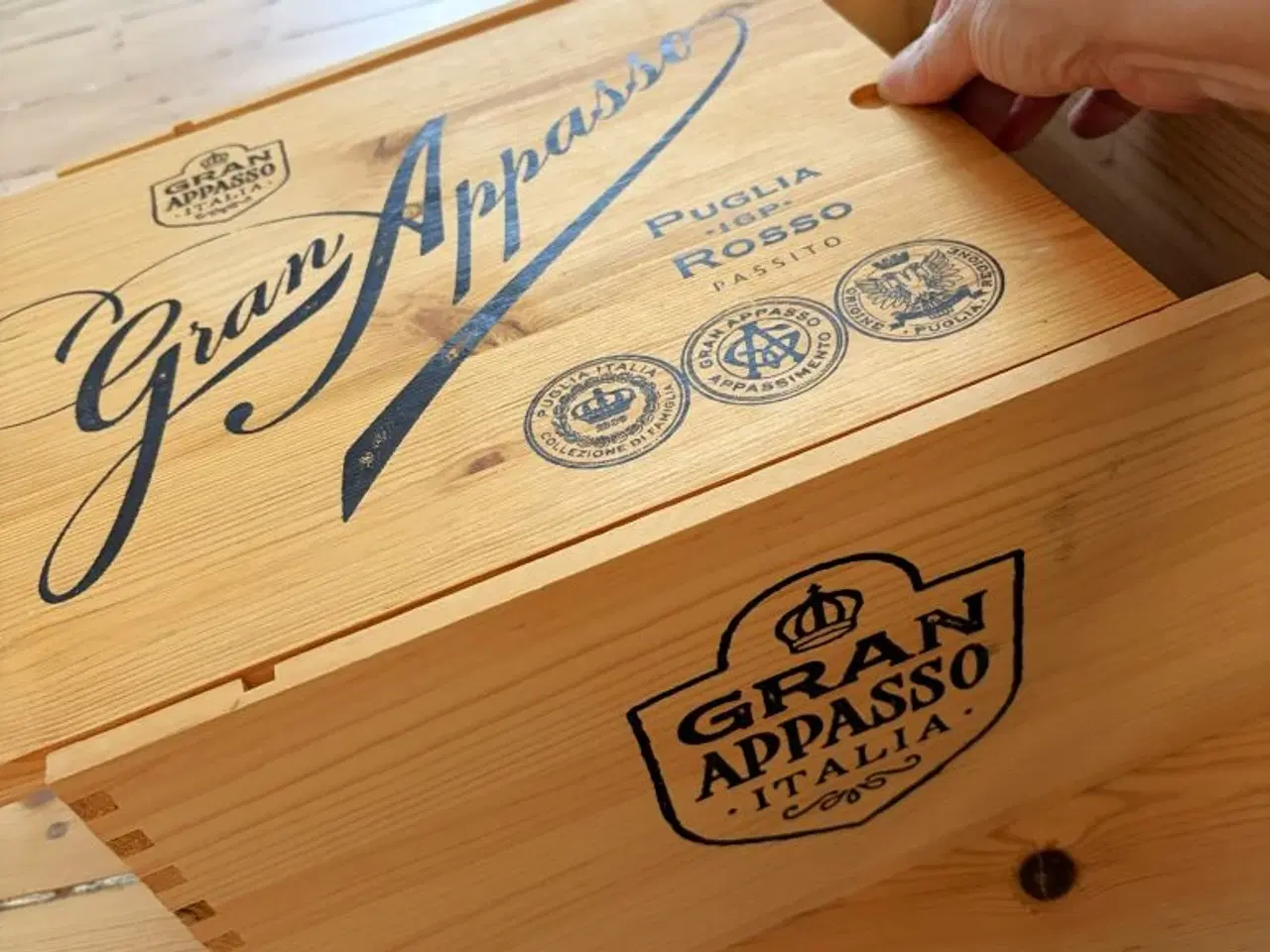 Billede 2 - Vinkasse i træ med låg. Størrelse til 6 flasker. 